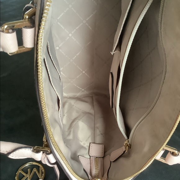 Kors Blush Ciera Tote - Picture 8 of 11